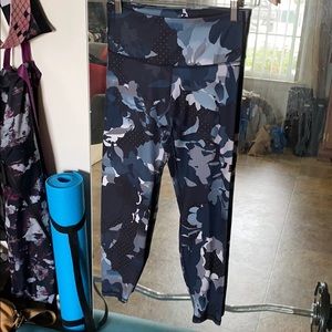 Old Navy active Capri baby camo floral S
